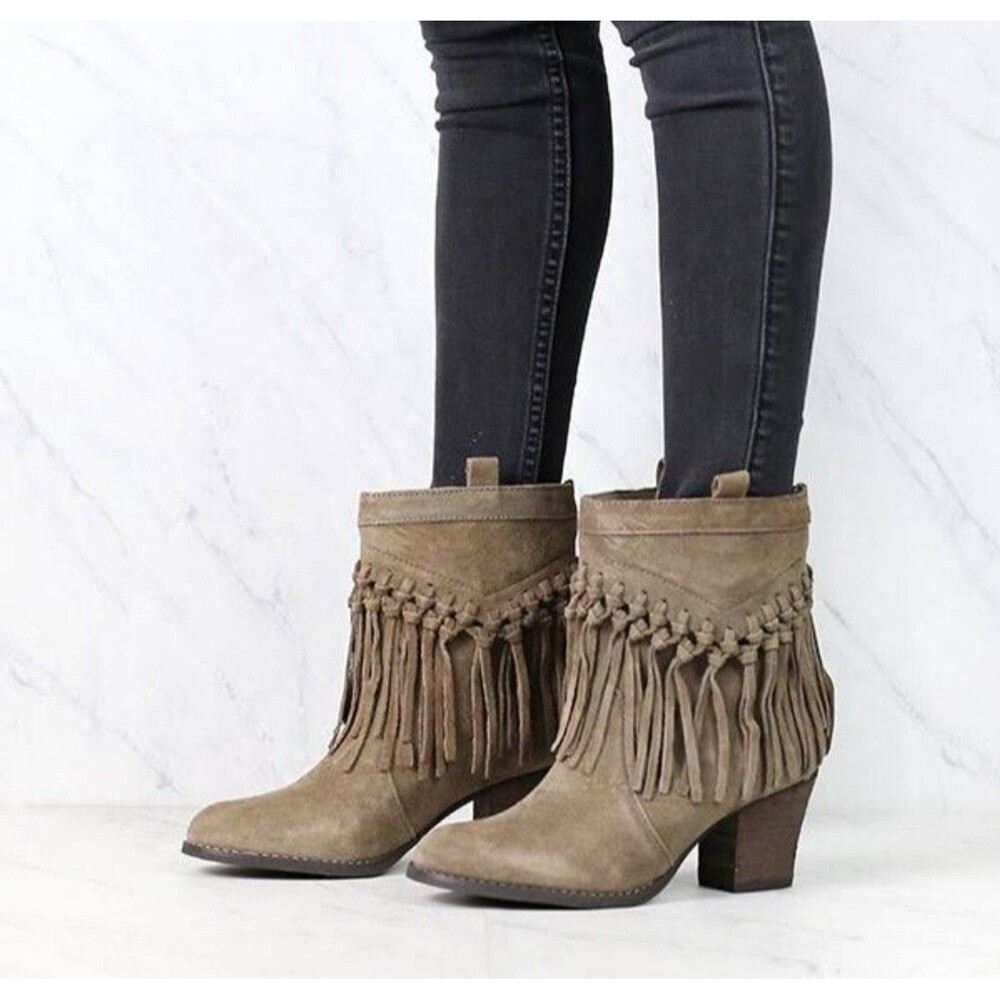Sbicca Vintage Women's Booties Size 7.5 Brown Suede Fringe Cowgirl 2.5” Heel